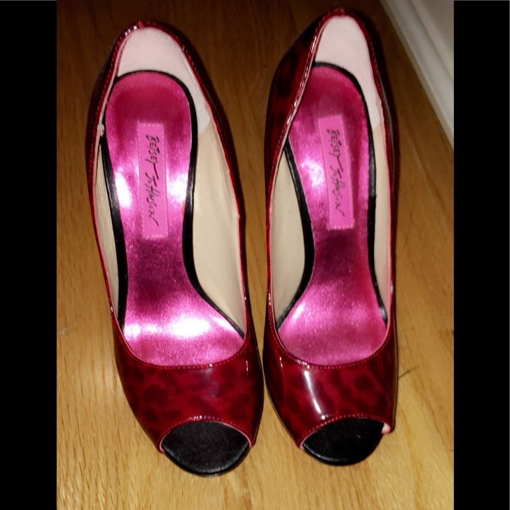 Gorgeous Betsey Johnson red printed heel